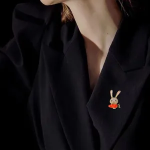 Détail d'une jolie broche lapin en strass scintillante, parfaite pour pulls et foulards.