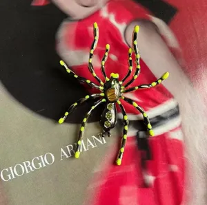 Broche de araña estilo punk con esmalte amarillo neón y cristales verdes muy modernos.