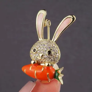 Détail de broche lapin mignon en cristal avec strass étincelants et design de carotte.