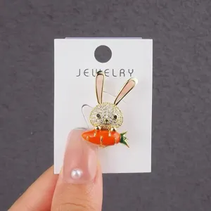 Jolie mini broche lapin avec strass scintillants et carotte en émail pour les femmes élégantes.