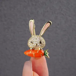Gros plan détaillé de la jolie broche lapin tenant une carotte, tête pavée de strass.
