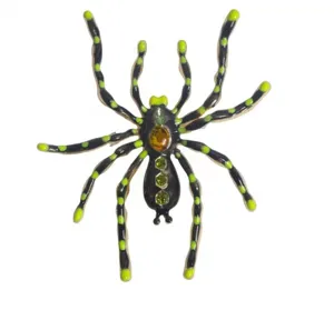 Broche de araña esmaltado en negro y verde neón detallado con brillantes pedrerías chic.