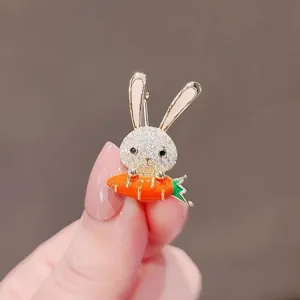 Gros plan détaillé de la jolie broche lapin en strass avec un accent carotte en émail.