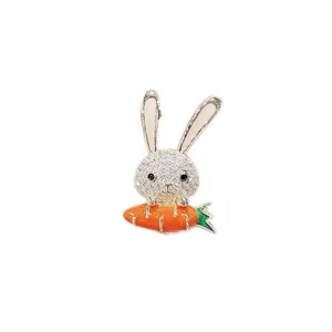 Broche mignonne lapin et carotte en strass, épingle dorée délicate pour foulards.