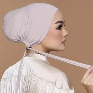 Gedetailleerd overzicht van effen hijab muts, comfortabele onderdoek voor dagelijks gebruik.