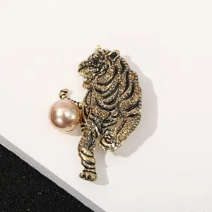 Elegante spilla vintage a forma di tigre con strass scintillanti e perla decorativa.