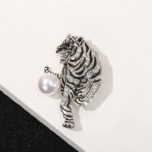 Dettaglio spilla tigre strass vintage con cristalli scintillanti e accento di perla.