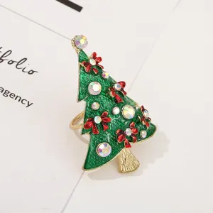 Detalle de servilletero de arbol de navidad con esmalte verde y brillantes estrases de colores.