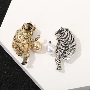 Spilla tigre in strass vintage con perla, squisita spilla animale in lega per gioielli moda.