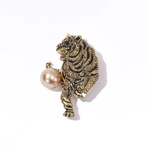 Spilla tigre vintage con strass e perla, spilla animale in lega dorata per moda donna.