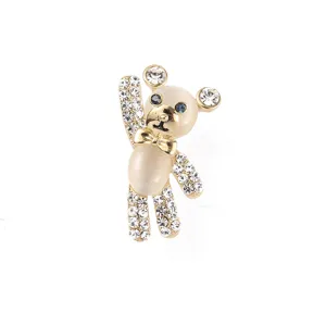 Detailansicht einer süßen Kristall Bärchen Brosche, eleganter Strass Pin für Damen Outfits.