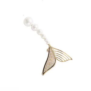 Exquisite mermaid tail design ear cuff with sparkling zircon and elegant pearls, gold tone.