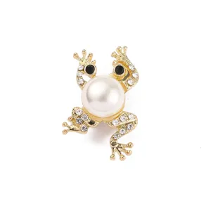 Exquisites Detail der vergoldeten Frosch-Brosche mit Perle und funkelnden Strasssteinen.