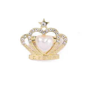 Elegante goldene Kronenbrosche mit funkelnden Strasssteinen und Perle für Anzug.