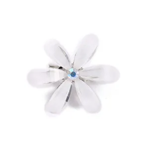 Elegante Blumenbrosche mit transluzenten Blütenblättern und funkelndem Strass, Detailansicht.