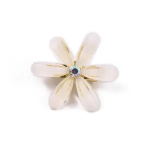 Elegante Blumenbrosche mit transluzenten Blütenblättern und buntem Strassstein für Damenanzüge.