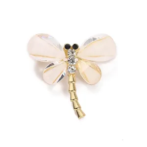 Detailansicht der glänzenden Strass Libelle Brosche, elegante goldene Anstecknadel damen.