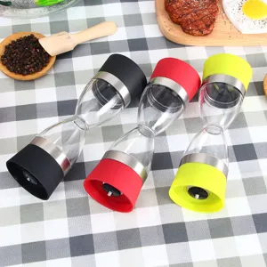 Moulin à sel et poivre double tête manuel avec corps transparent et capuchons en silicone colorés.