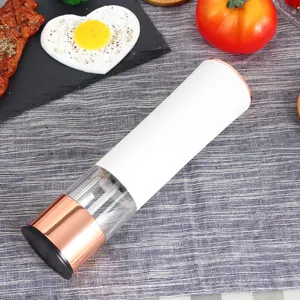 Molinillo de pimienta eléctrico blanco y oro rosa para condimentar tus platos diarios.