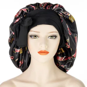 Bonnet de nuit en satin noir avec bande large et imprimé chaîne élégant pour les cheveux.