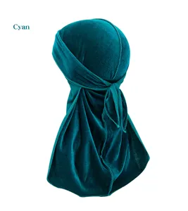 Detaillierte Nahaufnahme des cyanblauen Samt-Durags mit weichem Plüsch und langem Schwanz.