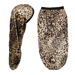 Bonnet de nuit long en satin imprimé léopard pour femme, idéal pour le soin des cheveux.