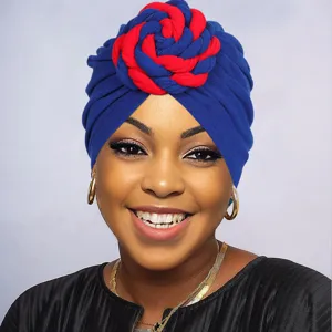 Vista detallada de turbante trenzado azul y rojo bohemio, gorro oncológico suave para mujer.