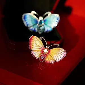 Detalle del broche de mariposa con vibrantes colores de esmalte y piedras de cristal.