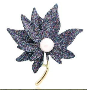 Élégante broche feuille d'érable avec perle au centre et finition scintillante pour femmes.