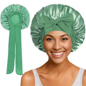 Vue détaillée du bonnet de nuit en satin avec large bande, nœud et longs rubans pour les cheveux.