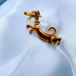 Vintage Emaille Dackel Brosche mit Strasssteinen, schöne detailgetreue Nahaufnahme vom Hund.