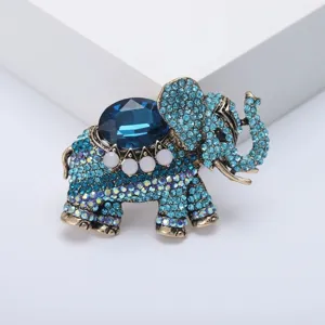 Gros plan détail de broche éléphant en strass bleu, bijou vintage en alliage étincelant.
