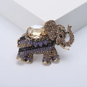 Gros plan de la broche éléphant en strass vintage mettant en valeur les cristaux et le métal.