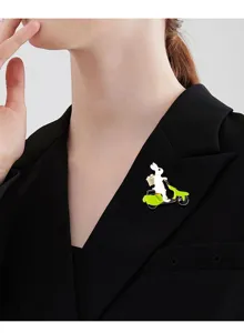 Spilla graziosa con coniglio e scooter per donne, elegante distintivo in metallo per abiti cappotti.
