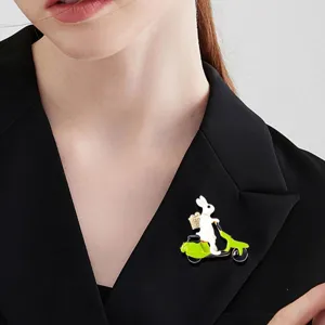 Graziosa spilla con coniglio e scooter da donna, elegante accessorio per cappotto gioiello moda.