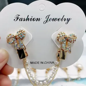 Broche nœud cristal collier clip avec chaîne perles, accessoire cardigan élégant.