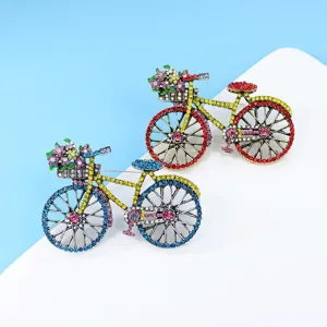 Nahaufnahme Detail von bunten Strass Fahrrad Brosche Nadeln mit Blumenkorb Dekor Mode.