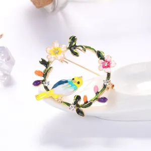 Exquisite Emaillogel Vogel Kranz Brosche Detail, bunte Blumen Anstecknadel für elegante Alltagsmode.