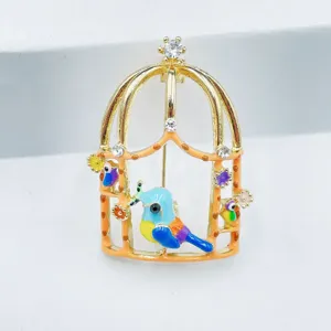 Exquisite emaillierte Vogelkaefig Brosche mit bunten Voegeln und funkelndem Strass.