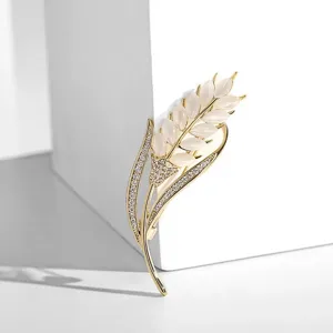 Elegante goldene Weizenähren Brosche mit weißen Opal Steinen und funkelnden Zirkon Kristallen.