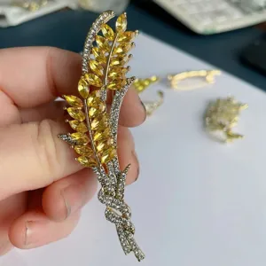 Detailansicht der eleganten Weizenähren Brosche mit funkelnden Kristall Strasssteinen.
