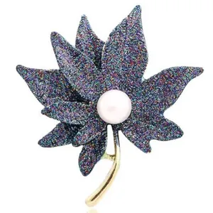 Élégante broche feuille d'érable avec perle et finition pailletée pour accessoires de mode femme.