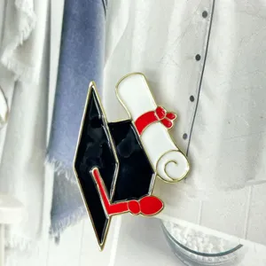 Emaillierte Brosche mit Doktorhut und Diplom, kreativer Metall Abschlussgeschenk Schmuck.