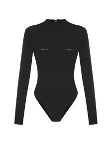 Détail du body noir à manches longues avec lettrage en strass étincelant sur la poitrine.