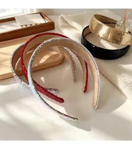 Detailansicht des modischen, breiten Pailletten-Haarreifs, elegantes glitzerndes Accessoire.