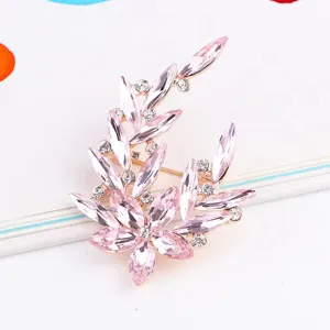 Gedetailleerd overzicht van de prachtige roze kristal glas strass bloem tak broche accessoire.