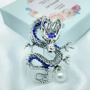Broche de dragón plateado retro con pedrería azul y perla, accesorio elegante para traje.