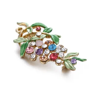Πολύχρωμη καρφίτσα λουλουδιών στρας σμάλτο πράσινα φύλλα αξεσουάρ μόδας κόσμημα λεπτομέρεια