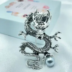Broche de dragón plateado vintage con perla gris, elegante accesorio de ropa unisex.