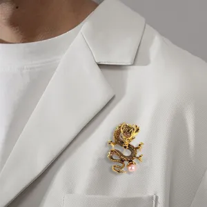 Elegante broche de dragón dorado retro con perla rosa para trajes y abrigos elegantes.
